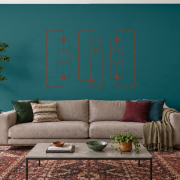 Órbita Linear em aço corten, composição metálica de três módulos, tamanho 120 cm, em ambiente residencial