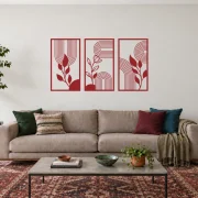 Ritmo Botânico vermelho, composição metálica de três módulos, tamanho 120 cm, em ambiente residencial