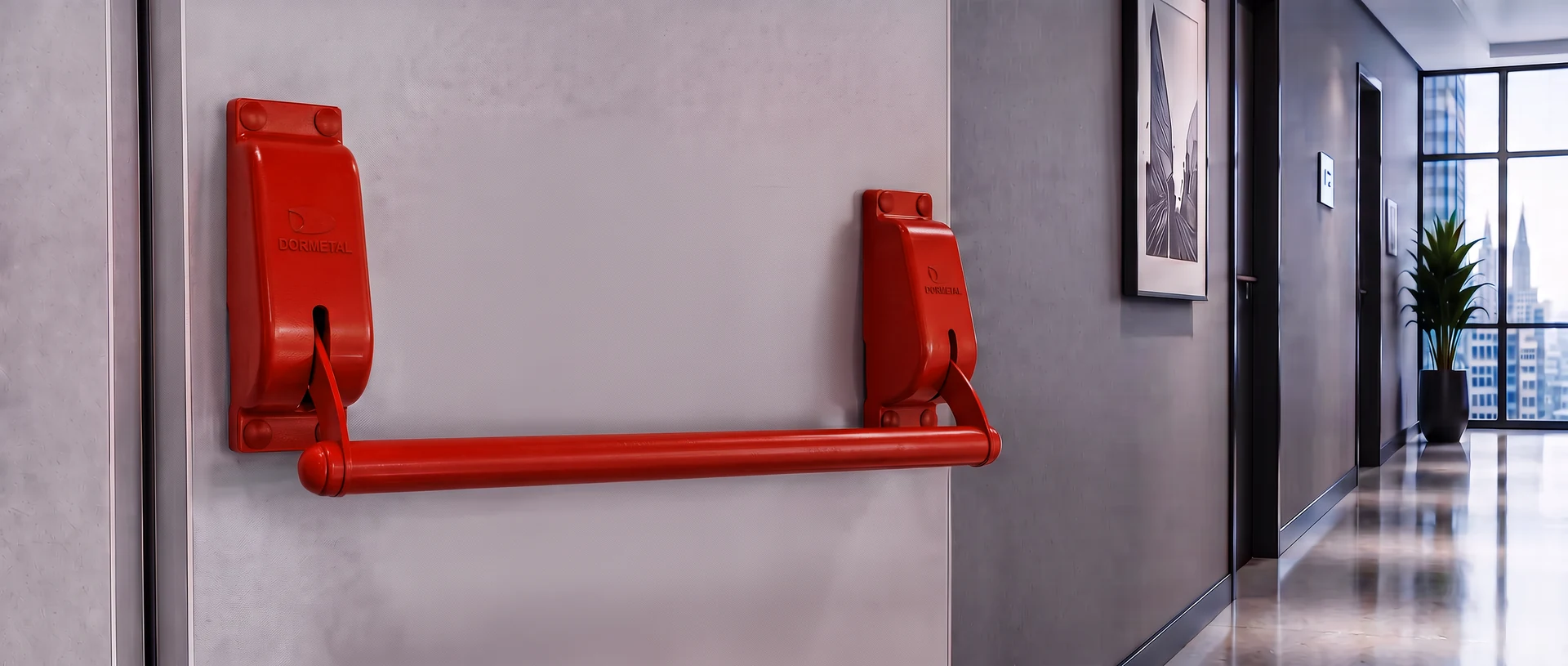 Barra antipânico Dormetal instalada em uma porta, em ambiente corporativo